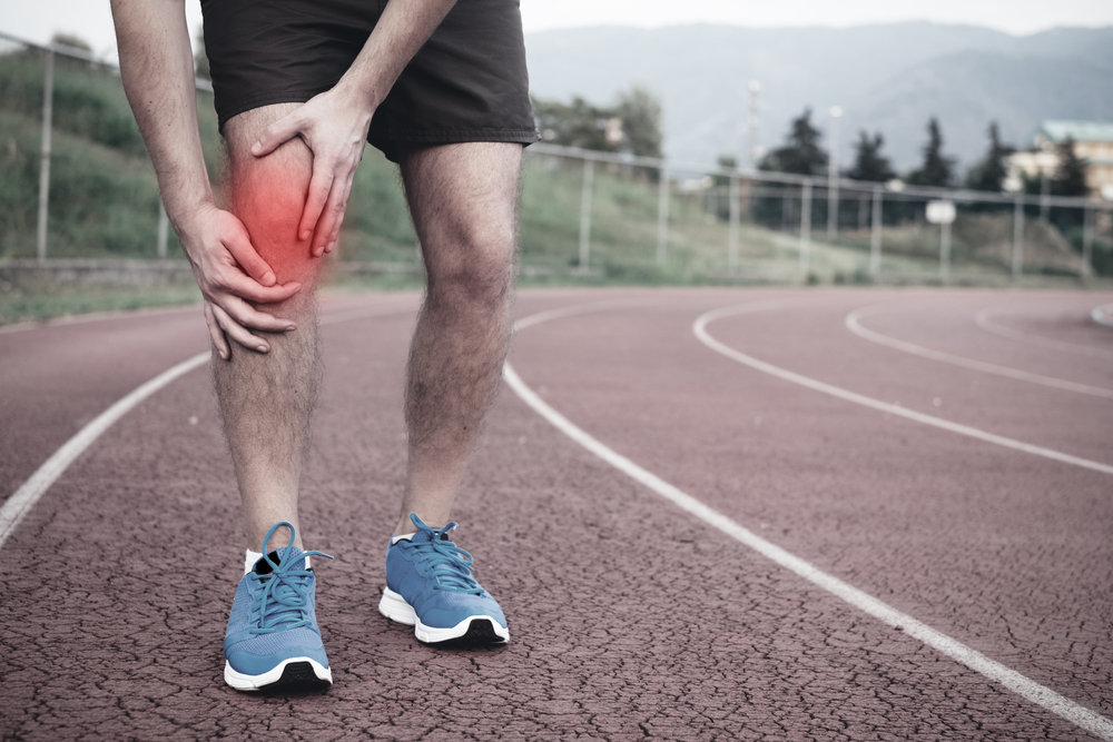 膝痛ランナー必見！ランニングで膝が痛くなる原因や対処＆対策まとめのアイキャッチ